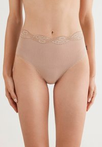 Beige hoge taille slips van ribstof, met een scalloped kantafwerking bij de taille en een gladde afwerking.