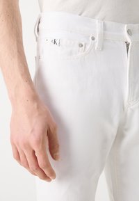 Calvin Klein Jeans SLIM - Džinsa auduma šorti - denim light