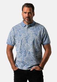 Polo tričko v světle modré barvě s bílým tropickým vzorem listů. Má kontrastní světle modrý límec a krátké rukávy.