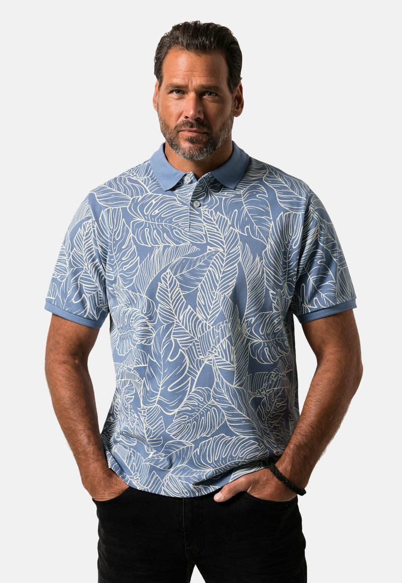 Polo tričko v světle modré barvě s bílým tropickým vzorem listů. Má kontrastní světle modrý límec a krátké rukávy.