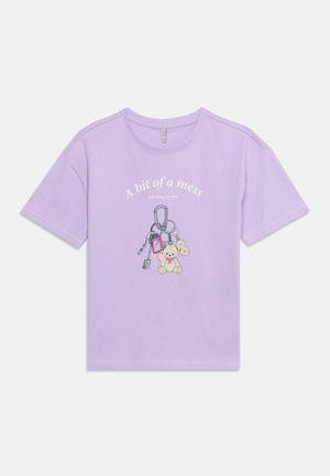 Lilakė trumpomis rankovėmis marškinėliai su spaustuku, meškiuku, kauliuku ir užrašu „Šiek tiek chaoso, bet darau viską, ką galiu“ priekyje.