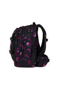 Sac à dos noir avec un motif floral en rose et violet. Dispose de bretelles ajustables, de plusieurs compartiments et d'un tissu texturé.