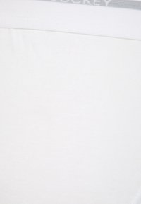 Witte katoenen onderbroek met een zachte textuur, elastische tailleband met de merknaam in grijs gedrukt en een eenvoudig design.