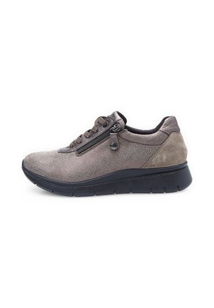 Szürke velúr sneaker, textúrált felülettel, oldalán cipzárral és fekete gumitalppal, alacsony profilú dizájnnal.