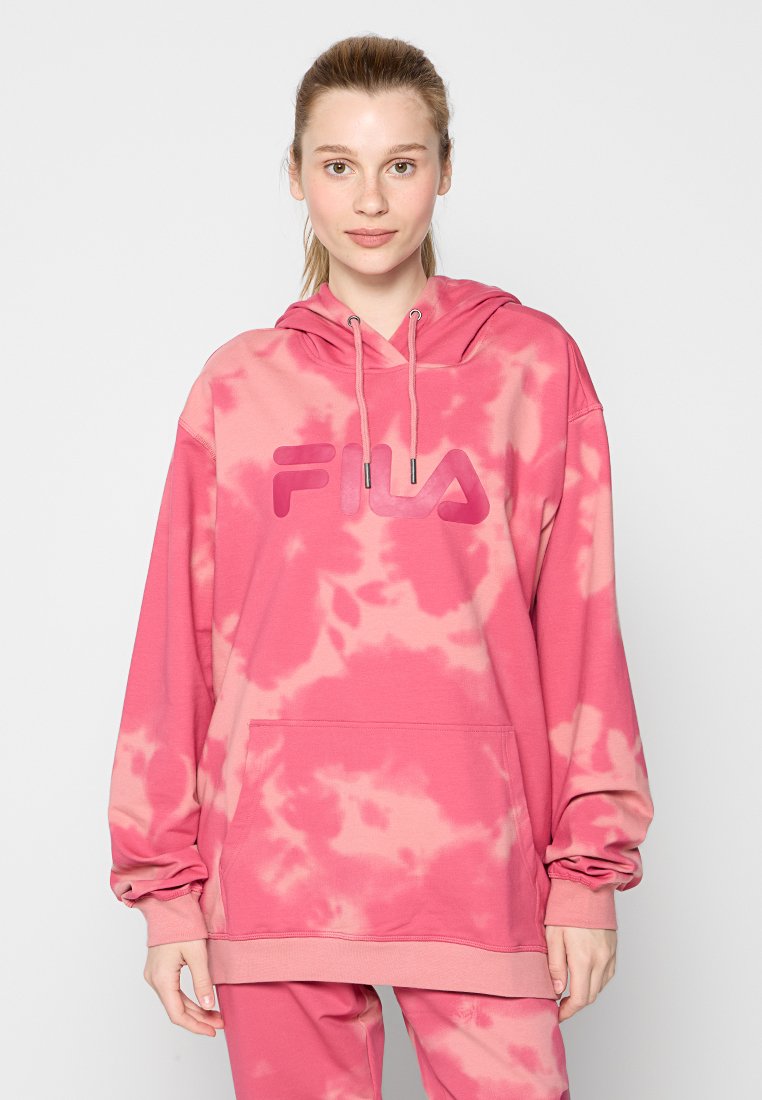 Rosa tie-dye huvtröja med en känguruficka, snodd i huvan och en stor FILA-logotyp i mörkare rosa. Tillverkad av mjukt tyg med en avslappnad passform.
