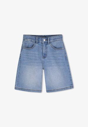 Shorts en denim bleu clair avec une coupe à jambe droite, cinq poches et une fermeture avant par bouton métallique. Texture usée aux bords.