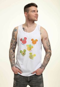 Weißes Tanktop mit bunten Obstgrafiken, die Mickey Mouse ähneln: Erdbeere, Orange, Ananas, Avocado, Zitrone. Aus Baumwollmaterial.