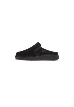 Zapato negro de ante deslizante con suela de goma plana y parte trasera elevada. Detalle del logo sutil en el lateral. Textura suave. Diseño minimalista.