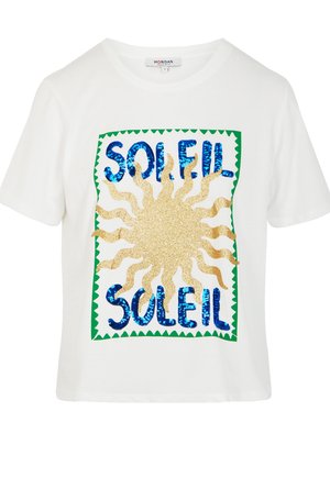 T-shirt blanc à manches courtes avec un soleil en paillettes dorées et le texte "SOLEIL" en sequins bleus encadré d'une bordure ondulée verte sur le devant.