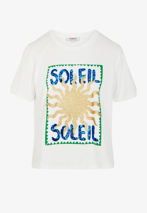 T-shirt blanc à manches courtes avec un soleil en paillettes dorées et le texte "SOLEIL" en sequins bleus encadré d'une bordure ondulée verte sur le devant.