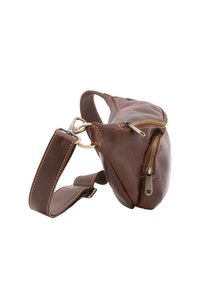 Borsa a tracolla in pelle marrone con forma arrotondata, dotata di zip color oro, cuciture a contrasto e tracolla regolabile.