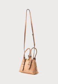 Borsa a tracolla in pelle color beige con due manici superiori, tracolla regolabile e zip dorata. Accentuata con dettagli a fibbia sul davanti.