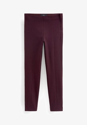 Pantalons ajustés bordeaux, fabriqués en tissu lisse. Dotés de poches latérales, d'un design à jambe droite et de détails de couture avant discrets.
