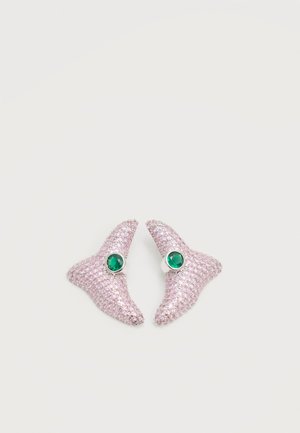 Roosad tähekujulised kõrvarõngad, kaunistatud tikitud kividega ja keskel ümmargune roheline vääriskivi heledal taustal.