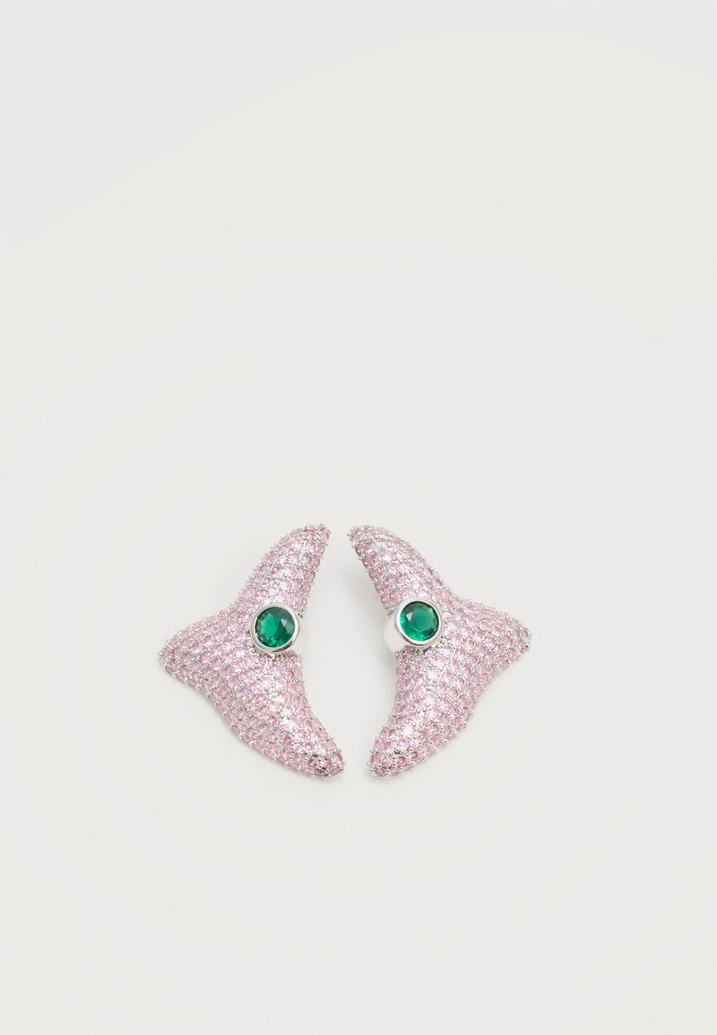 Ζευγάρι ροζ σκουλαρίκια σε σχήμα αστεριού με ροζ και κεντρική στρογγυλή πράσινη πέτρα σε απλό ανοιχτό φόντο.