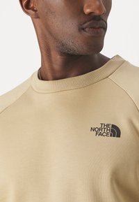 The North Face RAGLAN CREW - Sudadera - khaki stone/black