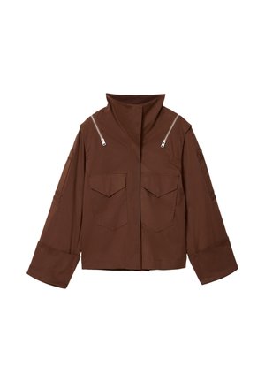 Brun jakke med høj krave, to frontlommer med klap, synlige lynlåse ved skuldrene og brede manchetter på de lange ærmer.