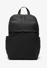 Czarny plecak z tkaniny z podwójnymi zamkami, wyściełanymi paskami i przednią kieszenią. Posiada boczne kieszenie siatkowe oraz elegancki, minimalistyczny design.