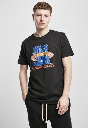 Svart bomull t-skjorte med flerfarget "SPACE JAM A NEW LEGACY" grafikk på forsiden. Løs passform med korte ermer.