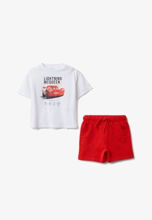Camiseta blanca de manga corta con gráfico y texto de Rayo McQueen, combinada con pantalones cortos rojos lisos con cordón para niños.