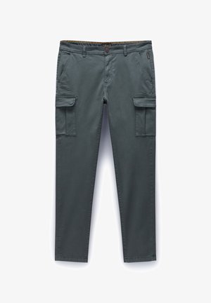 Pantaloni cargo di colore grigio scuro, realizzati in misto cotone. Presentano due tasche laterali e due tasche cargo. Chiusura con bottone in vita.