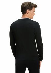 Maglione nero a maniche lunghe con girocollo, bordo a coste e superficie liscia. Il retro presenta un design semplice e minimalista.