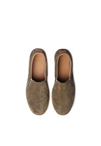 Gröna mocka slip-on-skor med elastiska sidodetaljer, kontrasterande innerfoder och sydd gummisula. Slät yta med rund tå.