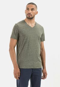 Oliwkowa koszulka typu v-neck z krótkimi rękawami, wykonana z teksturowanej tkaniny. Slim fit z subtelnym melanżowym wzorem.