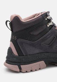 Buty o czarno-różowym wzorze, wykonane z teksturowanej siateczki i zamszu, z metalowymi oczkami oraz wzorem w kropki na podeszwie.