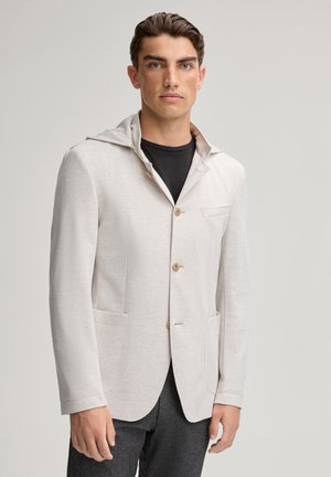 Hellgraue Hoodie-Blazer-Hybridjacke aus weichem Material mit einer Brusttasche, zwei Fronttaschen und Holzknöpfen.