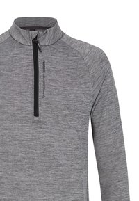 Grijze half-zip pullover van een textuurstof. Beschikt over een hoge kraag, zwarte ritssluiting en subtiele branding aan de linkerkant.