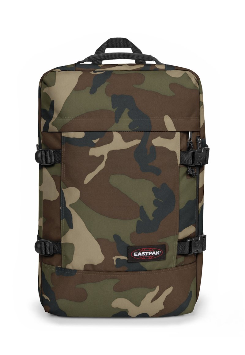 Mochila de camuflaje de Eastpak, fabricada con un material duradero. Cuenta con correas ajustables, un asa superior y cierres de hebilla. La paleta de colores incluye verde, marrón y negro.