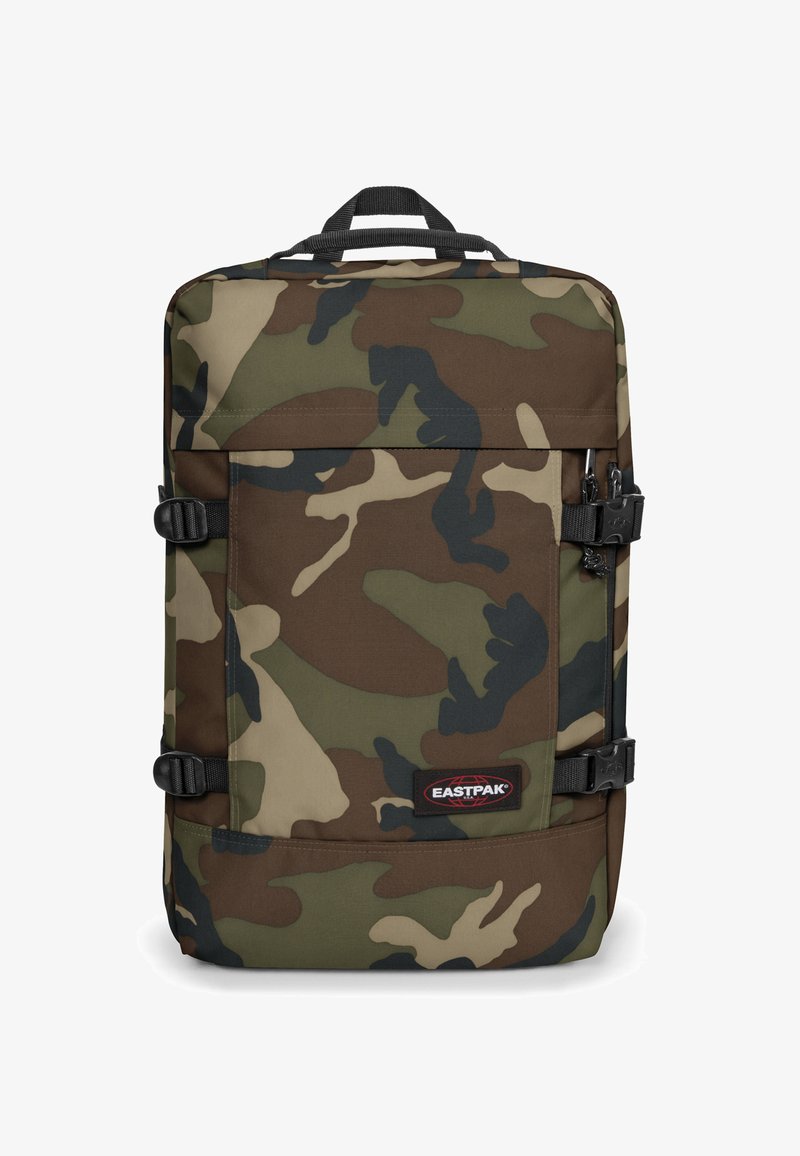 Maskovací batoh od Eastpak, vyrobený z odolné látky. Má nastavitelné popruhy, horní rukojeť a sponové uzávěry. Barevná paleta zahrnuje zelenou, hnědou a černou.