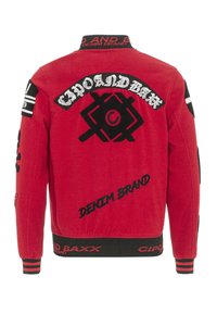 Rote Jacke aus strukturiertem Stoff mit schwarzen bestickten Logos, gestreiften Bündchen und Akzenten mit dem Text "DENIM BRAND" auf dem Rücken.