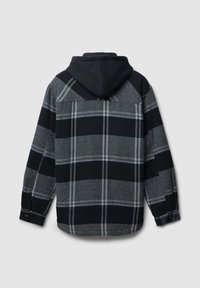 Czarna i szara koszula w kratę z długim rękawem i przymocowanym czarnym kapturem, z zapięciami na guziki, wyeksponowana z tyłu na jednolitym tle.