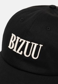 Czarna czapka z daszkiem z białym haftowanym napisem "BIZUU" na przednim panelu, z przeszywanymi otworami wentylacyjnymi i zakrzywionym daszkiem.