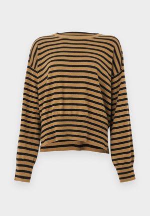 Pull en maille rayé marron et noir avec une coupe décontractée, manches longues et encolure ronde ; il présente un ourlet court et une texture douce.