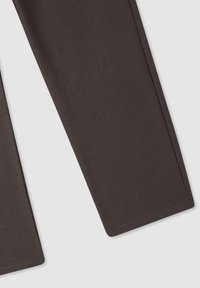 Ciemnoszare bawełniane spodnie o prostym kroju nogawki. Posiadają gładką fakturę i przeszywane końce. Brak widocznych wzorów lub zdobień.