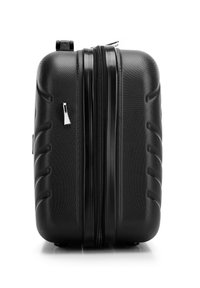 Valise noire rigide avec une surface texturée, des doubles zip et des accents rainurés sur les côtés. Forme rectangulaire compacte.