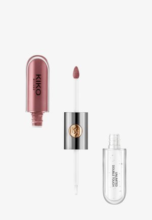 Applicateur de gloss à lèvres avec gloss rose-rose, capuchon argenté avec logo doré, et conteneur transparent étiqueté "Unlimited Double Touch", le tout séparé sur fond blanc.
