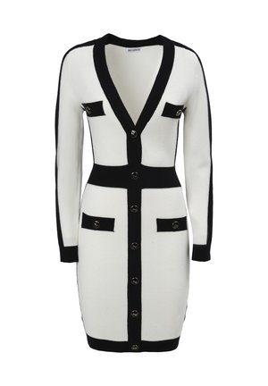Vestido de punto blanco con detalles en negro, escote en V profundo, mangas largas, dos bolsillos frontales y botones en tono dorado a lo largo del centro y los bolsillos.