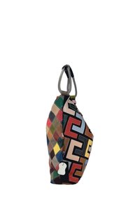 Kleurrijke patchwork tas met geometrische patronen, van leer en stoffen materialen, schuine vorm, grijze hengsels en een klein labeltje eraan bevestigd.
