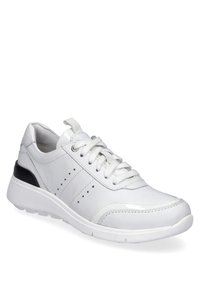 Weiße Ledersneaker mit Schnürverschluss, perforierten Details und einem schwarzen Akzent an der Ferse. Dicke weiße Sohle für Dämpfung.