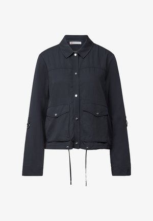 Černá lehká bunda s límečkem, předním zapínáním na knoflíky, dvěma náprsními kapsami a nastavitelnou šňůrkou v dolní části.