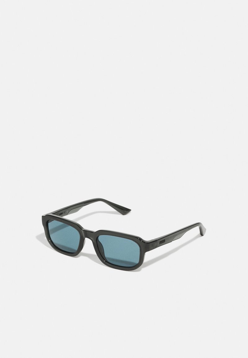 Lunettes de soleil rectangulaires noires avec des verres bleus, présentant une finition brillante et des branches solides avec des détails de marque subtils.