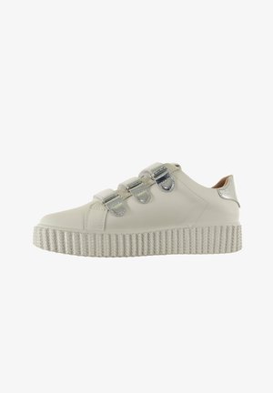 Witte leren sneakers met drie zilveren klittenbandsluitingen, een gestructureerde plateauzool en metallic accenten op de hiel.