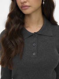 Haut en maille côtelée gris foncé avec col et patte de boutonnage à trois boutons. Tissu texturé et design lisse et ajusté.