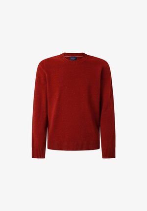 Maglione rosso lavorato a maglia con scollo rotondo, maniche lunghe, polsini e orlo a coste. Il materiale ha una finitura testurizzata con leggere variazioni.