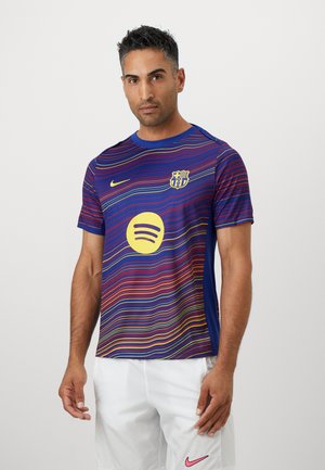 Maillot de football de Barcelone en bleu avec des rayures horizontales multicolores. Comprend le logo Nike, la marque Spotify et le blason de l'équipe sur la poitrine.