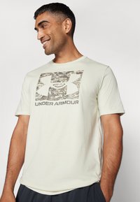 Under Armour ABC CAMO BOXED LOGO - Apdrukāts T-krekls - silt/timberwolf taupe